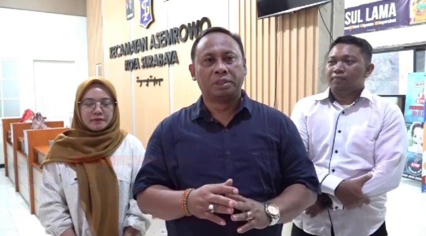 Camat Asemrowo, Muhammad Khusnul Amin memberikan klarifikasi kejadian di kantornya.