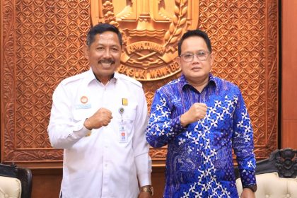 Kakanwil Kementerian Hukum Jatim Haris Sukamto bersama Pj Gubernur Jatim Adhy Karyono berfoto bersama.