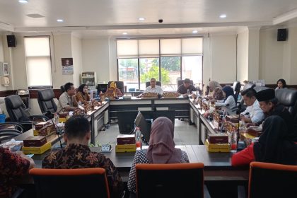 Ketua Komisi D DPRD Surabaya, Akmarawita Kadir, memimpin hearing dengan BPOM, Dinkes, Disbudporapar, dan Dinkopdag hari ini.