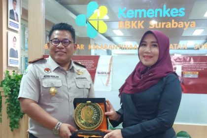 Kepala BBKK Surabaya, Rosidi Roslan, menerima cenderamata dari anggota DPD RI/MPR RI, Lia Istifhama. 
