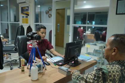Petugas melayani pembuatan paspor di Kantor Imigrasi Tanjung Perak di Jalan Darmo Indah 21, Surabaya.