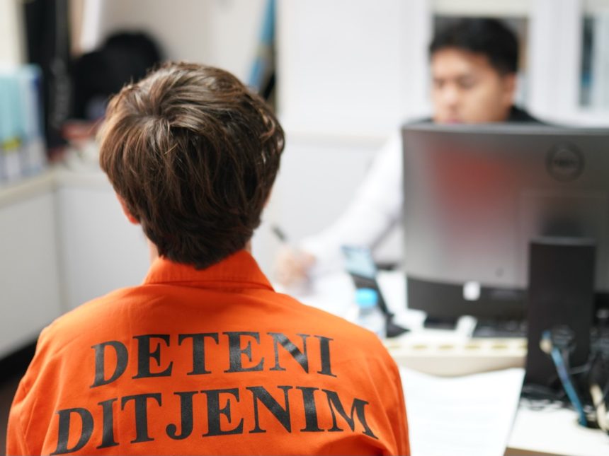 Penyidik Direktorat Jenderal Imigrasi memeriksa WNA yang bermasalah dengan izin tinggal.