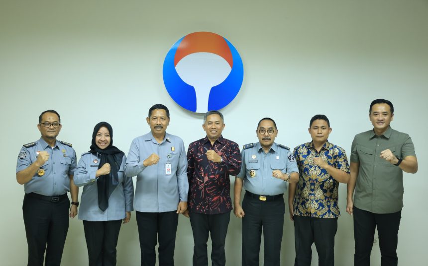 Jajaran Kemenkum Jatim berfoto bersama dengan Kepala Ombudsman Jatim, Agus Muttaqin.