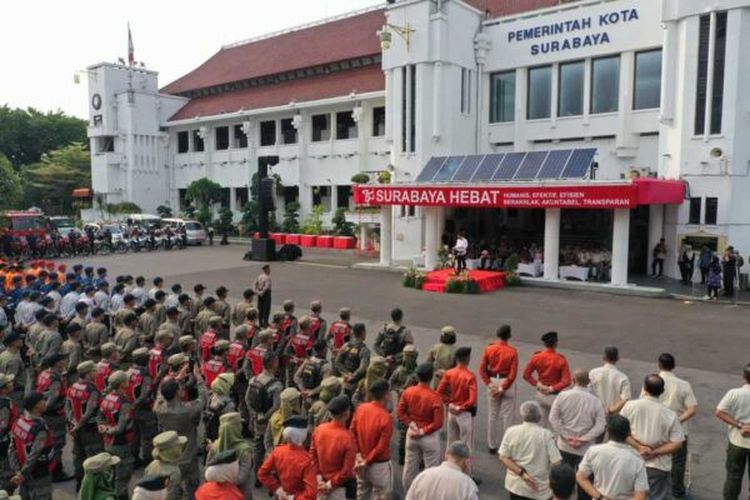 Para aparatur sipil negara (ASN) mengikuti apel di Balai Kota Surabaya, di Jalan Sedap Malam.