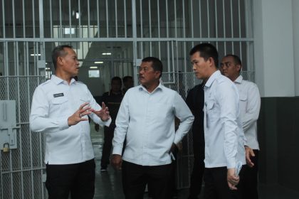 Kakanwil Dirjenpas Jawa Timur, Kadiyono didampingi Karutan Tomi Elyus, memberikan penjelasan kepada Dirjen Pemasyarakatan Mashudi saat ke Rutan Surabaya.
