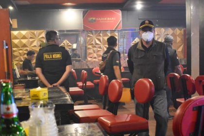 Suasana razia di tempat hiburan malam kawasan Jalan Gubeng, Surabaya.