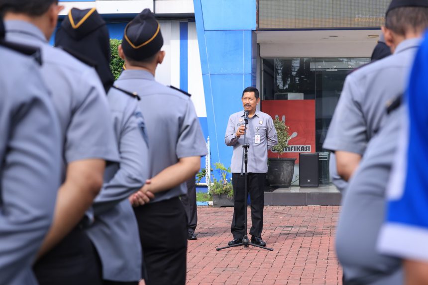Kakanwil KemenKum Jatim, Haris Sukamto memimpin apel bersama di BHP Surabaya.