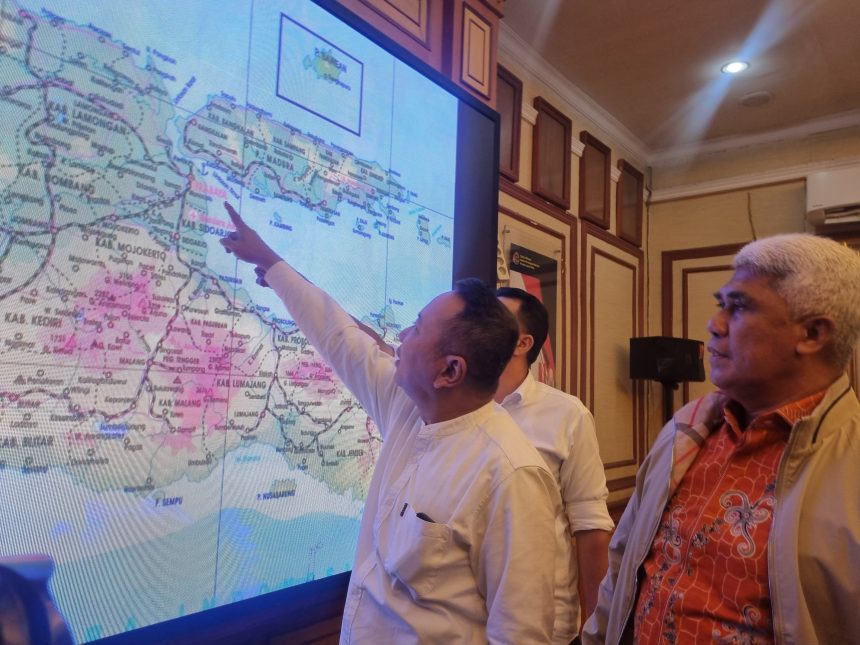 Kakanwil Badan Pertanahan Nasional (BPN) Jatim, Lampri, menunjuk peta laut Sidoarjo yang diterbitkan sertifikat HGB.