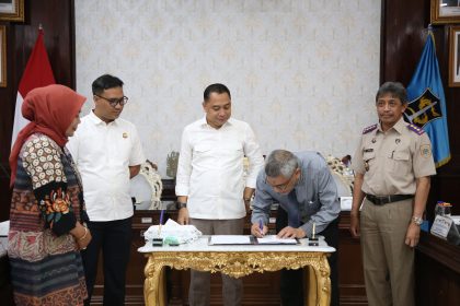 Kepala Kantor Pertanahan Surabaya I, Kartono Agustiyanto (kanan) menyaksikan Pemkot Surabaya dan PT Arbena Indonusa menandatangani kesepakatan pengembalian aset senilai Rp 11 Miliar di Jalan Raya Bung Tomo.