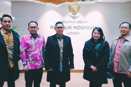 Wakil Ketua DPR RI, Adies Kadir di KBRI London bersama delegasi dari Komisi XI DPR RI.
