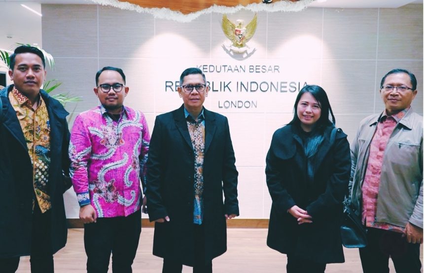 Wakil Ketua DPR RI, Adies Kadir di KBRI London bersama delegasi dari Komisi XI DPR RI.