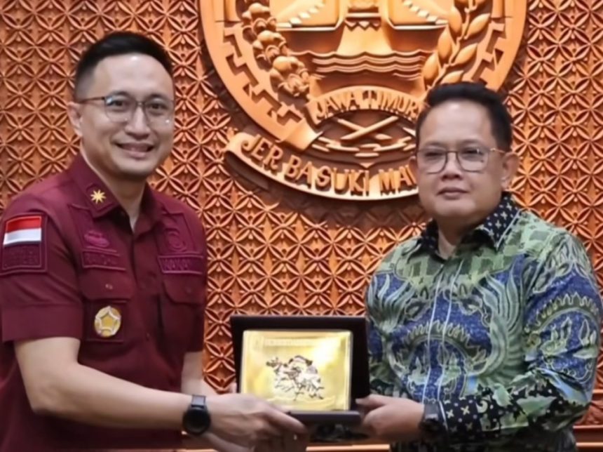 Kepala Kantor Imigrasi Surabaya, Ramdhani, menerima cinderamata dari Pj Gubernur Jawa Timur, Adhy Karyono.
