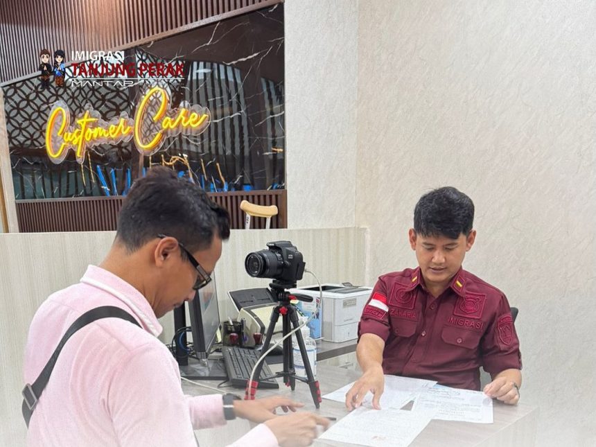 Petugas imigrasi ULP Kantor Imigrasi Tanjung Perak di Gresik melayani pemohon paspor di hari Minggu.
