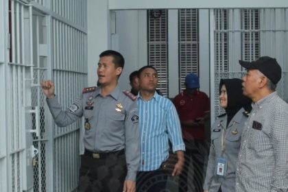 Kepala Rutan Surabaya Tomi Elyus memberikan penjelasan kepada perwakilan dari Kejati Jatim terkait pengamanan proyek. 