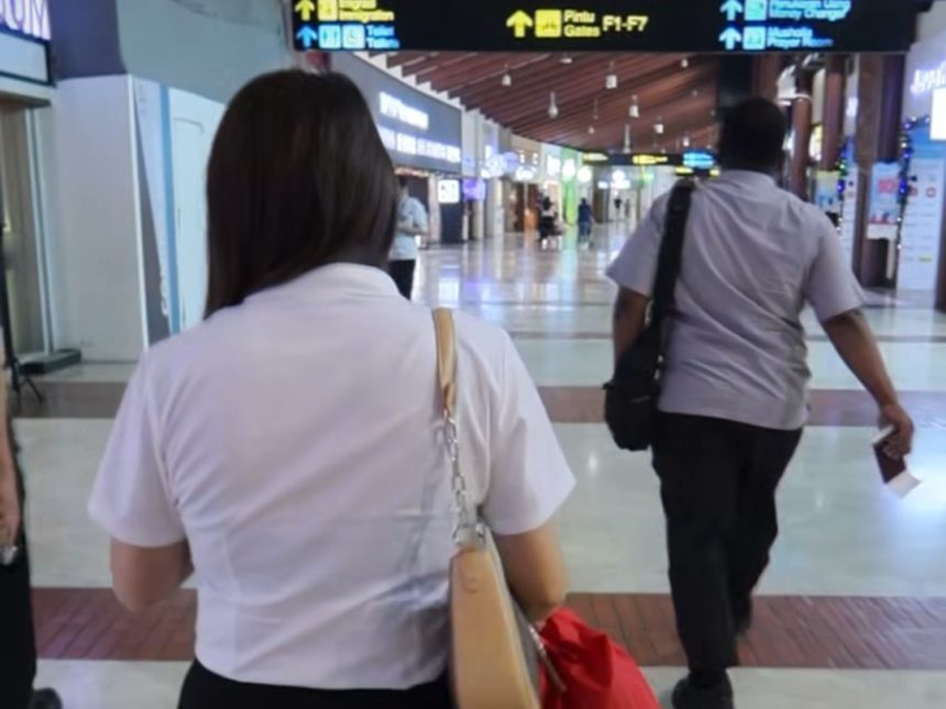 Petugas Imigrasi Jakarta Utara mengawal pemulangan keempat WNA Tiongkok melalui Bandara Soekarno-Hatta