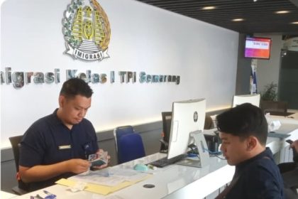 Petugas imigrasi melayani pemohon Paspor Simpatik di Kantor Imigrasi Kelas I Khusus TPI Semarang.