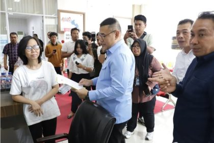 Wakil Menteri ATR/Waka BPN Ossy Dermawan memberikan sertifikat kepada pemohon.