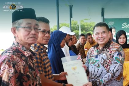 Kakanwil BPN Sultra Asep Heri menyerahkan sertifikat hasil program redistribusi tanah di Konawe Kepulauan.