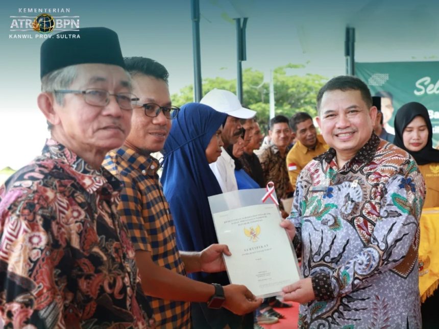 Kakanwil BPN Sultra Asep Heri menyerahkan sertifikat hasil program redistribusi tanah di Konawe Kepulauan.