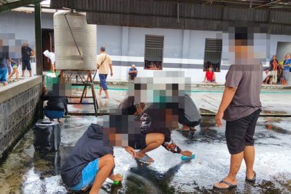 Para pelaku pesta miras mendapatkan sanksi sosial dengan membersihkan salah satu fasilitas umum di Surabaya.