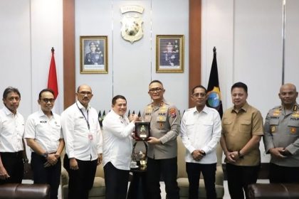 Kakantah Surabaya II, Budi Hartanto (tiga dari kanan) foto bersama Kapolda Jatim Irjenpol Imam Sugianto dan jajaran. 