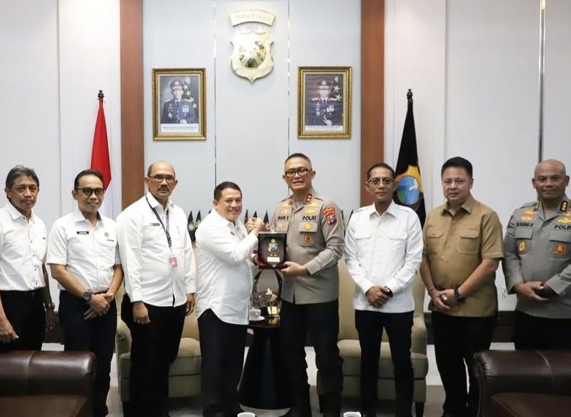 Kakantah Surabaya II, Budi Hartanto (tiga dari kanan) foto bersama Kapolda Jatim Irjenpol Imam Sugianto dan jajaran. 