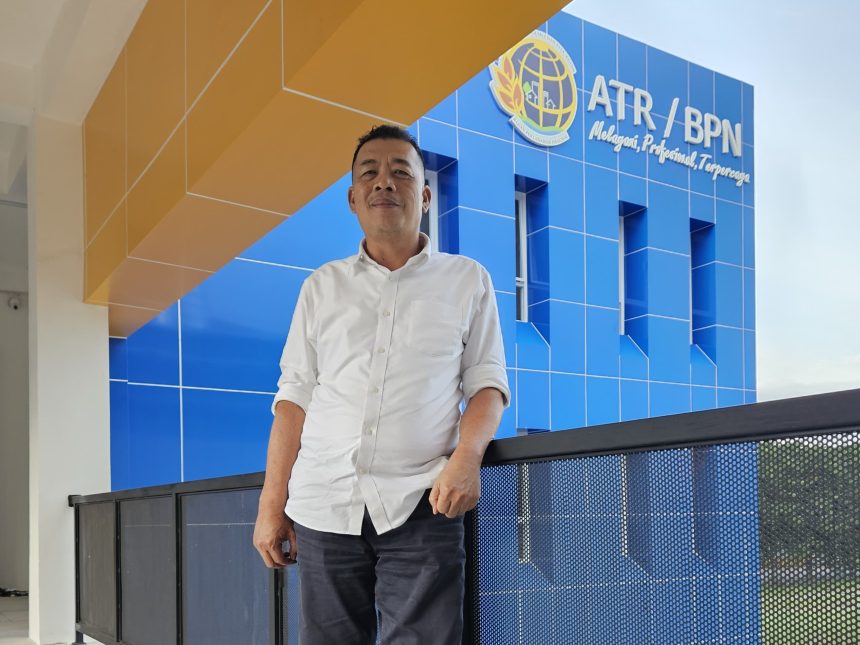 Kepala Kantor Pertanahan Kabupaten Sidoarjo, Muh Rizal di sekitar lokasi gedung baru.