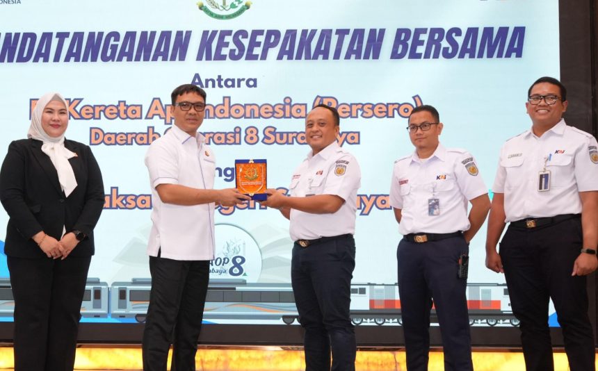 PT Kereta Api Indonesia (Persero) Daop 8 Surabaya melakukan penandatanganan Perjanjian Kerja Sama (PKS) tentang penanganan permasalahan Hukum di Bidang Perdata dan Tata Usaha Negara dengan Kejaksaan Negeri Surabaya.