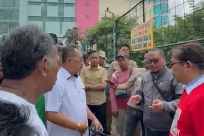 Wawali Surabaya Armuji meninjau jembatan ambles di Dupak Magersari dengan ditemani Budi Leksono dan warga