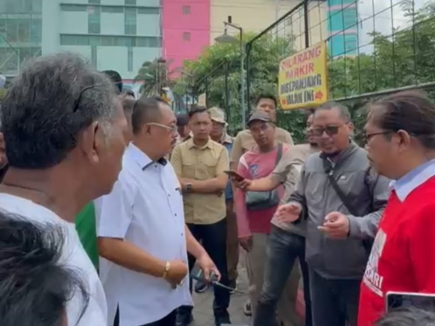 Wawali Surabaya Armuji meninjau jembatan ambles di Dupak Magersari dengan ditemani Budi Leksono dan warga