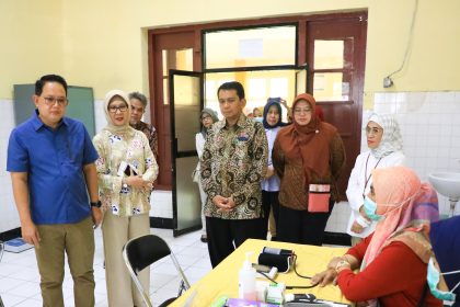 Pj Gubernur Jatim, Adhy Karyono memantau kegiatan  cwk kesehatan gratis yang merupakan kado ulang tahun dari negara. 