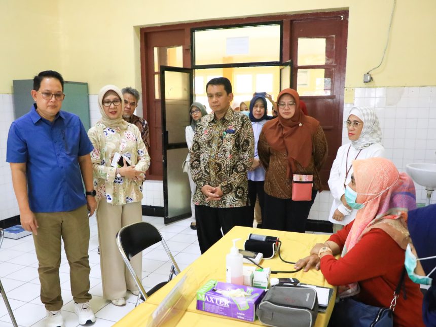 Pj Gubernur Jatim, Adhy Karyono memantau kegiatan  cwk kesehatan gratis yang merupakan kado ulang tahun dari negara. 