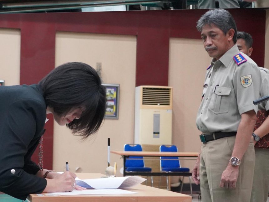 Kepala Kantor Pertanahan Kota Surabaya I, Kartono Agustiyanto, menyaksikan penandatanganan berita acara pelantikan.