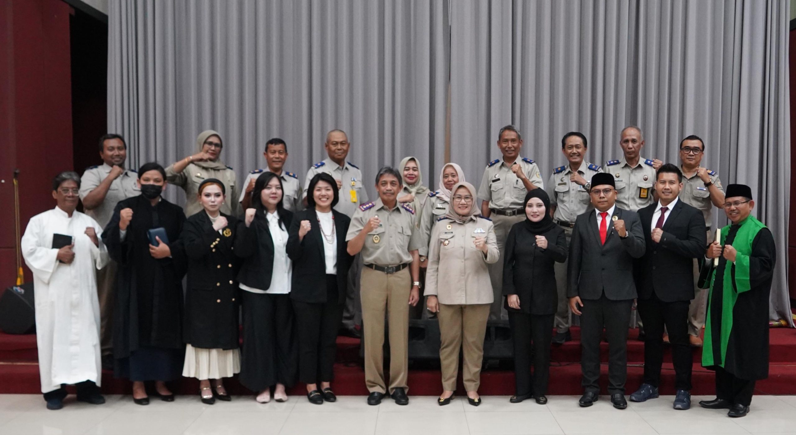 Usai pelantikan seluruh rangkaian kegiatan pengambilan sumpah PPAT diakhiri dengan berfoto bersama.
