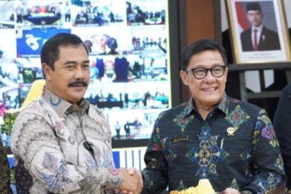 Menteri Imigrasi dan Pemasyarakatan Agus Andrianto menyerahkan potongan tumpeng kepada Plt Dirjen Imigrasi, Saffar Muhammad Godam dalam acara puncak HBI.
