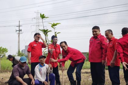 Ketua DPC PDIP Surabaya, Adi Sutarwijono bersama pengurus menanam pohon sebagai upaya pelestarian penghijauan.