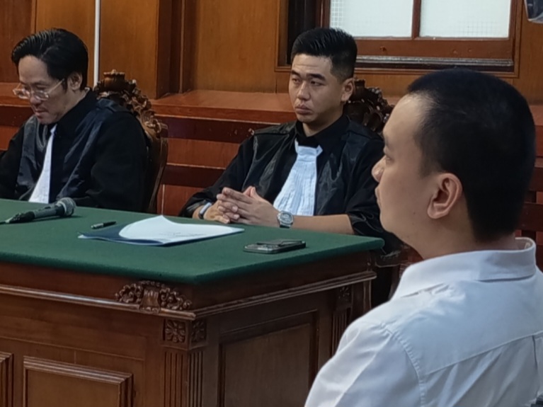 Terdakwa Ivan Sugianto yang didampingi tim penasihat hukumnya mendengarkan dakwaan jaksa.