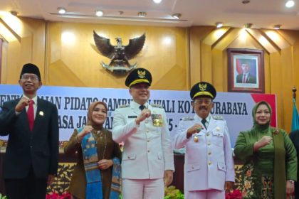 Ketua DPRD Surabaya, Adi Sutarwijono (kiri) foto bersama Wali Kota dan Wakil Wali Kota Surabaya, Eri Cahyadi-Armuji usai kegiatan rapat paripurna siang tadi.
