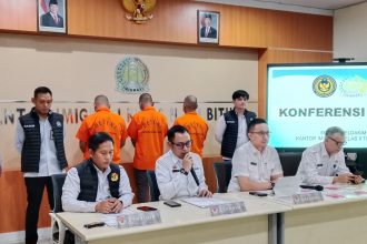 Kakanwil Ditjen Imigrasi Sulawesi Utara, Ramdhani, bersama jajaran Imigrasi Bitung menggelar jumpa pers.