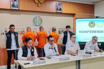 Kakanwil Ditjen Imigrasi Sulawesi Utara, Ramdhani, bersama jajaran Imigrasi Bitung menggelar jumpa pers.