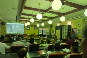 Suasana hearing di Komisi C DPRD Surabaya menyoal tepi Jalan Semut Baru yang dijadikan parkir truk-truk besar hingga menimbulkan kemacetan.