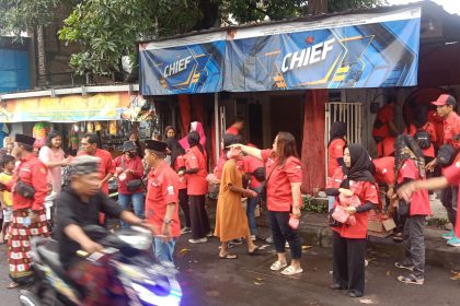 Suasana pembagian takjil oleh pengurus PAC PDIP Simokerto di Jalan Sidotopo.