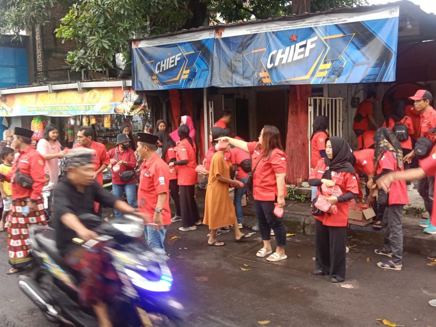 Suasana pembagian takjil oleh pengurus PAC PDIP Simokerto di Jalan Sidotopo.