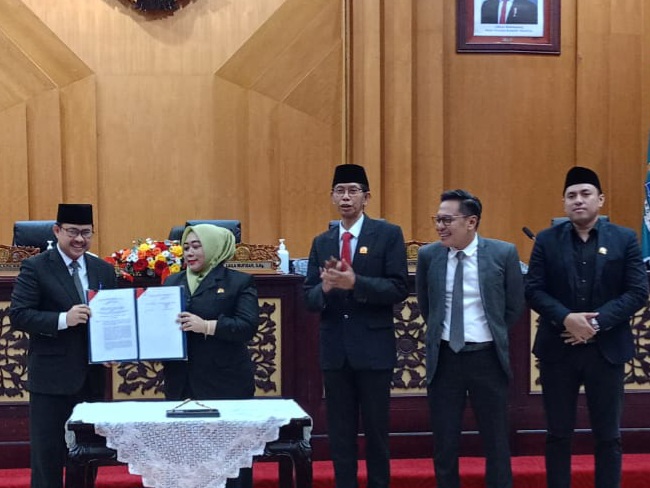 Sekretaris Daerah Pemkot Surabaya, M Ichsan bersama Wakil Ketua DPRD Surabaya, Laila Mufidah menunjukkan perubahan badan hukum disaksikan pimpinan DPRD lainnya.