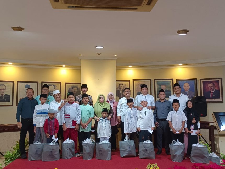 Pimpinan DPRD Surabaya foto bersama anak-anak yatim piatu usai berbuka puasa bersama di gedung Jalan Yos Soedarso