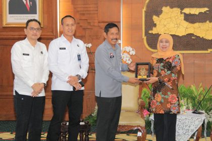 Kakanwil Kementerian Hukum Jawa Timur, Haris Sukamto, memberikan cenderamata kepada Gubernur Jatim Khofifah Indar Parawansa disaksikan jajaran.