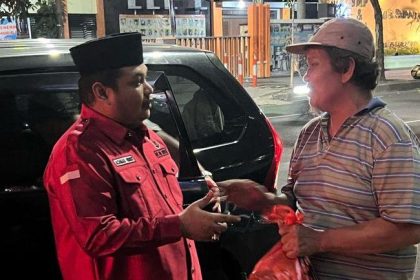 Pimpinan Cabang PDI Perjuangan Achmad Hidayat membagikan bingkisan kepada warga kurang mampu di Surabaya.