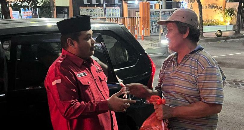 Pimpinan Cabang PDI Perjuangan Achmad Hidayat membagikan bingkisan kepada warga kurang mampu di Surabaya.