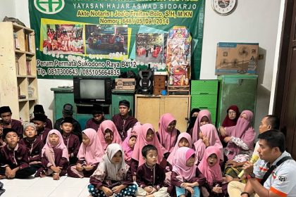 Chandra, pembina wadah sosial Askring Peduli menghibur anak-anak panti usai berbuka bersama.