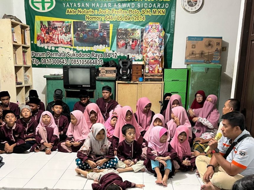 Chandra, pembina wadah sosial Askring Peduli menghibur anak-anak panti usai berbuka bersama.